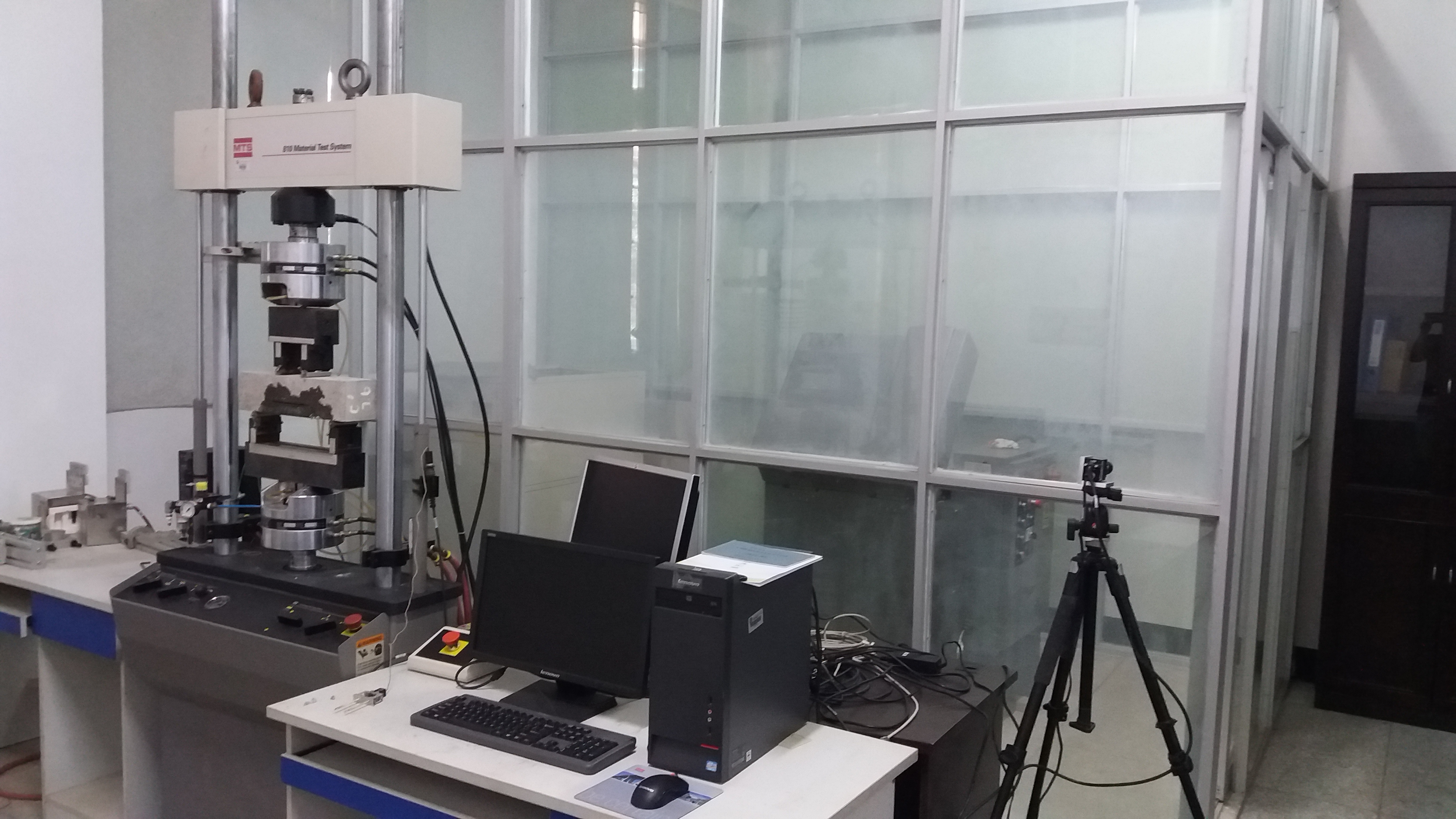 材料测试系统(MTS810)